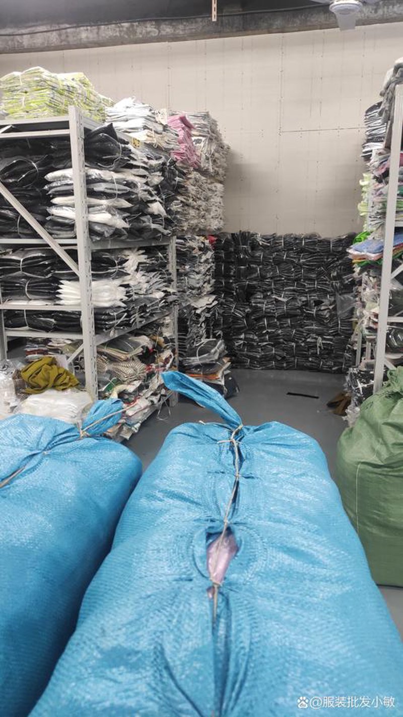 服装行业新动态:设计创新引领潮流趋势